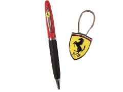 Scuderia Ferrari Maranello dárkový set- Ballpoint pero a přívesek v krabičce 2